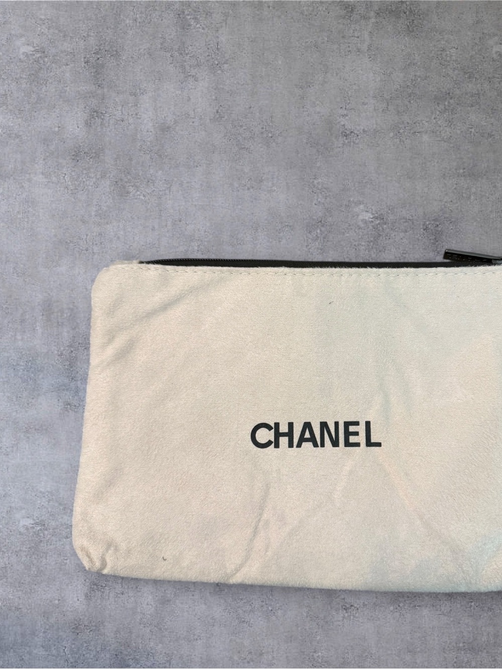 NWOT Source Unknown Cream Microfiber Cosmetic Pouch with Black Logo